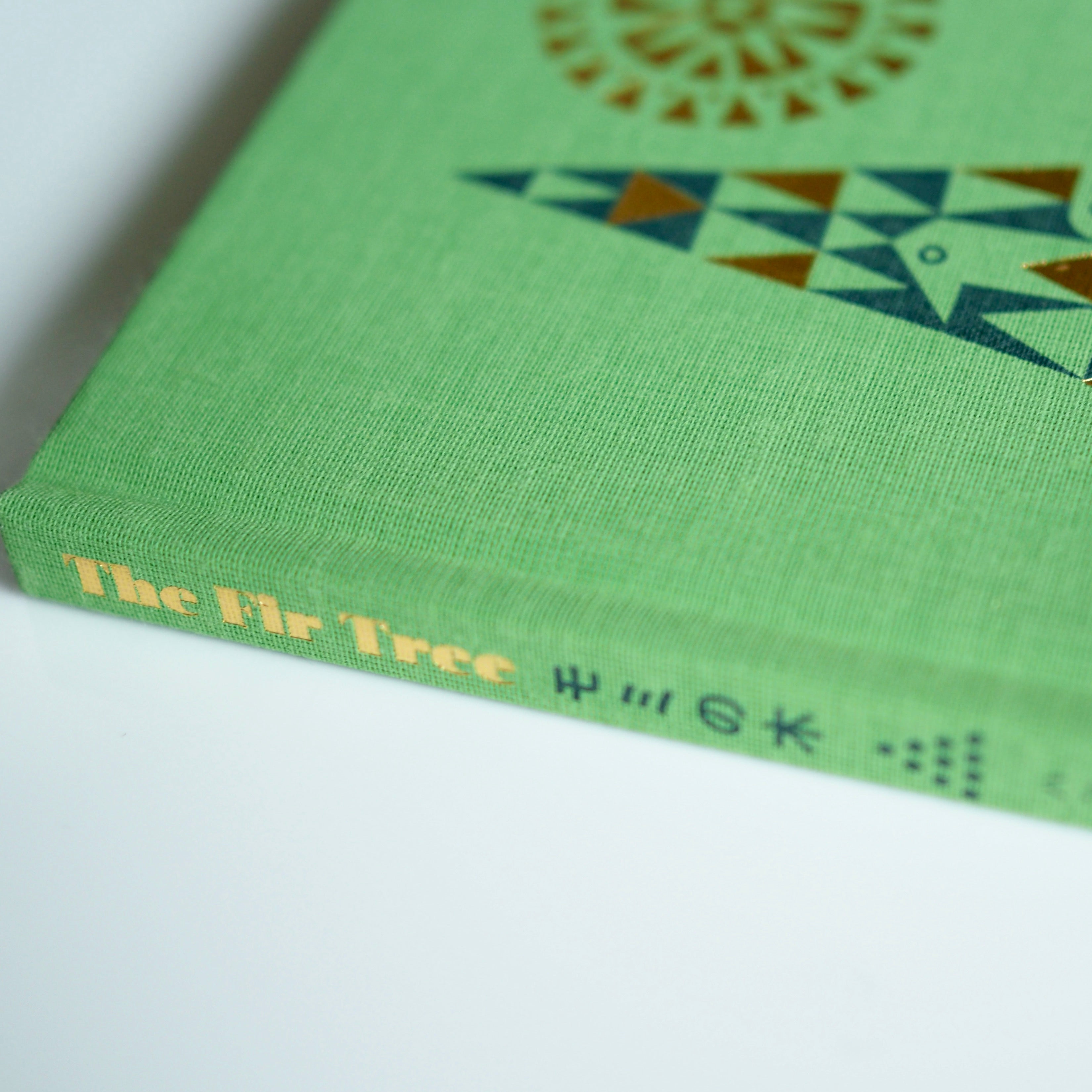 Written by Hans Christian Andersen, illustrated by Sanna Annucka, translated by Yu Komiya - Fir Tree [NEW]